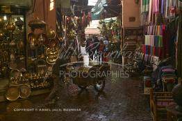 Image du Maroc Professionnelle de  Le Souk des Teinturiers, appelé souk Sebbaghine, l'un des plus pittoresque de Marrakech situé dans la Médina, non loin de la source Mouassine, quelques petits ateliers où l'on pratique encore de nos jours la teinture traditionnelle subsitent. Ce lieu très prisé des touristes et amateurs photos qui désire ardemment des images extrêmement colorées. Avec le temps il est devenu presque une des attractions touristique qui vaut le détour. A droite un atelier reconnaissable au tissus qui sèchent au soleil suspendu le long des murs, le 8 Décembre 2018. (Photo / Abdeljalil Bounhar) 